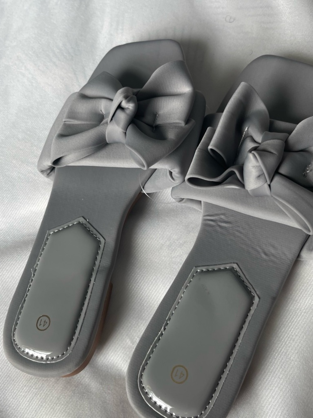 Bow-Accent Grey Slide Sandals - Unbranded